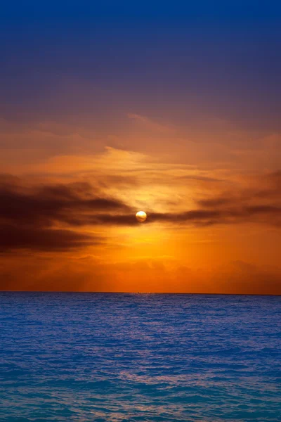 Golden sunrise with sun and clouds over sea — ストック写真