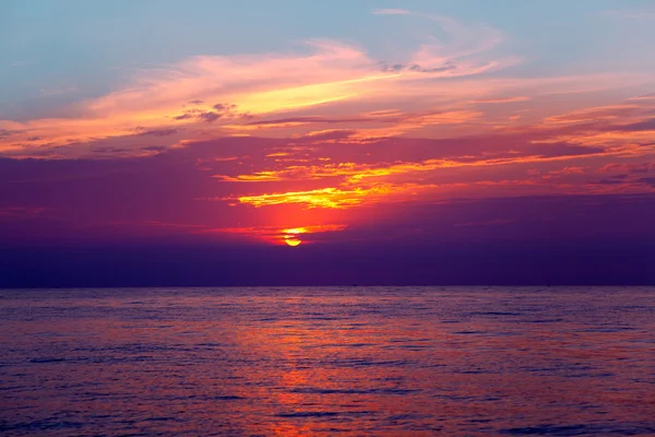 Mediterrâneo mar nascer do sol horizonte de água — Fotografia de Stock