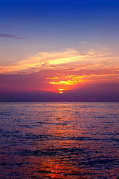 Середземне море sunrise води горизонту — стокове фото