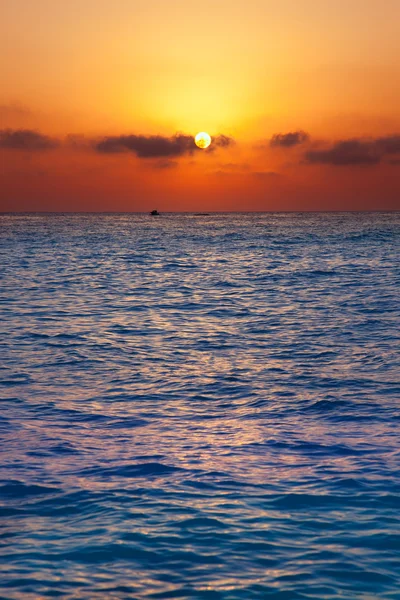 Mar Mediterráneo amanecer puesta de sol con sol — Foto de Stock