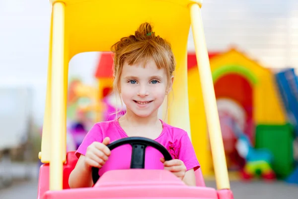 金发儿童女孩驾驶玩具车 — 图库照片