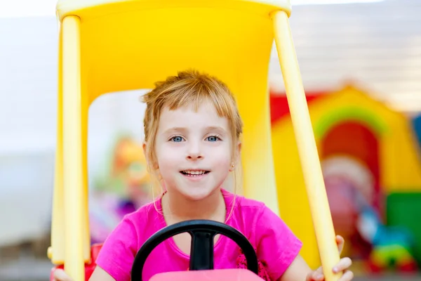 Блондинка діти дівчина за кермом іграшковий автомобіль — стокове фото