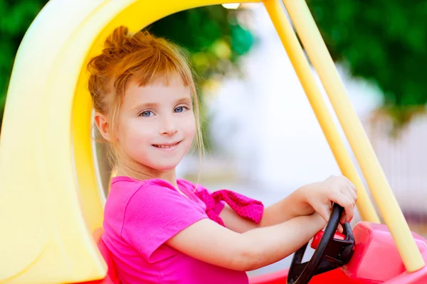 Ξανθά παιδιά κορίτσι οδήγηση αυτοκινήτου παιχνίδι — Φωτογραφία Αρχείου