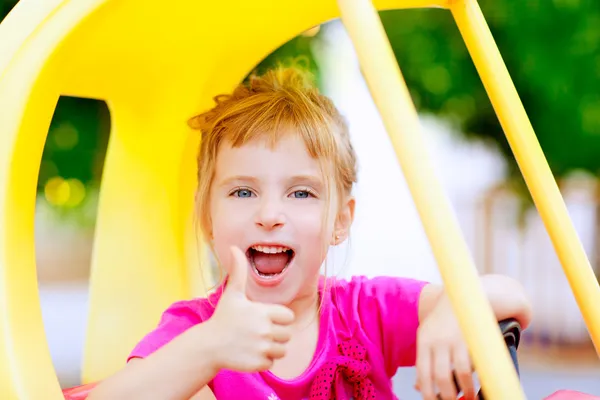 Chica conduciendo coche de juguete con gesto de mano ok — Foto de Stock