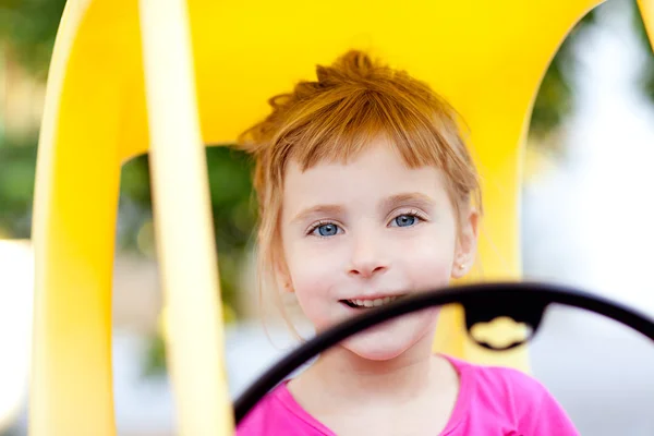 Blondes Kindermädchen fährt Spielzeugauto — Stockfoto