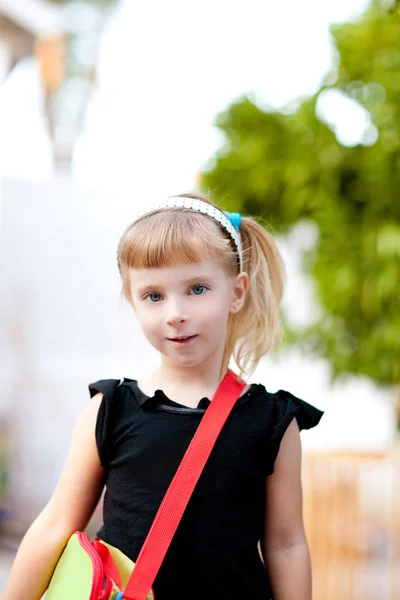 Kleine Mädchen gehen mit Tasche zur Schule — Stockfoto