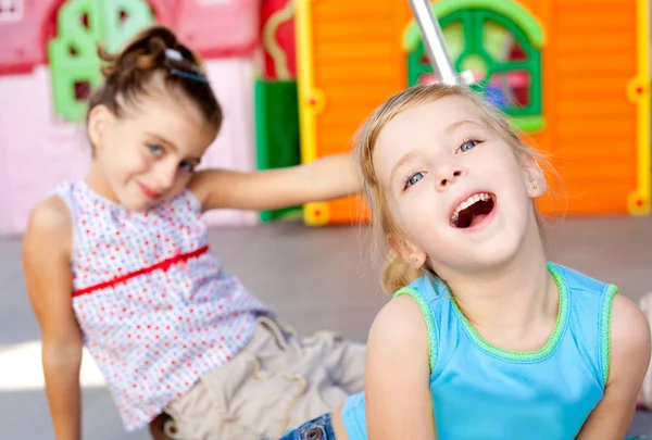 Дети счастливые маленькие сестры девочки играют — стоковое фото