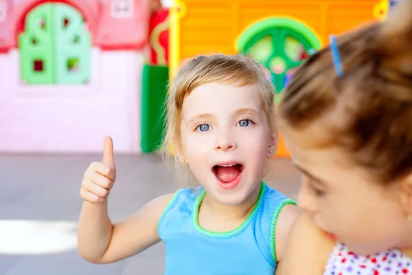 Дети счастливые маленькие сестры девочки с ОК жест — стоковое фото