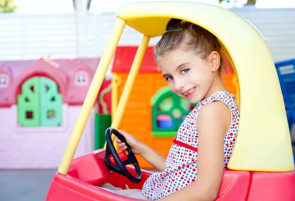 Crianças menina dirigindo um carro de brinquedo — Fotografia de Stock