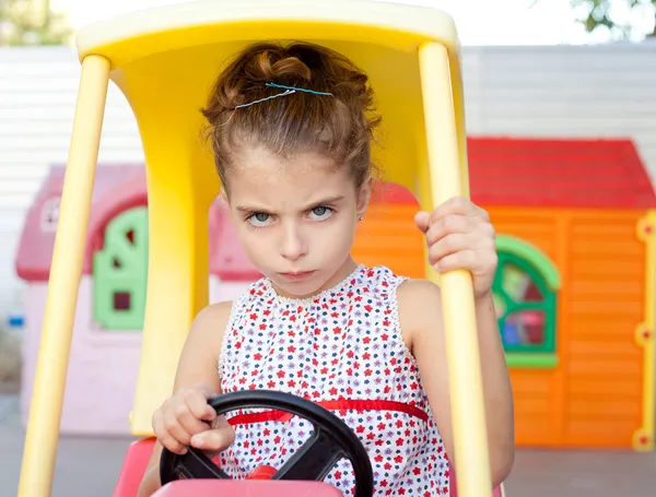 Dühös játék autós driver gyermek lány — Stock Fotó