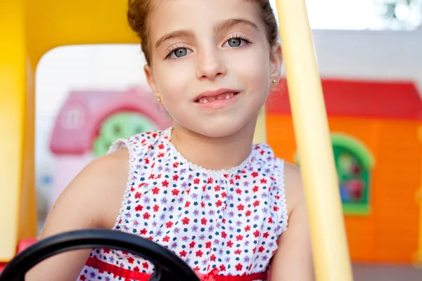 Дитяча дівчина за кермом іграшкового автомобіля — стокове фото