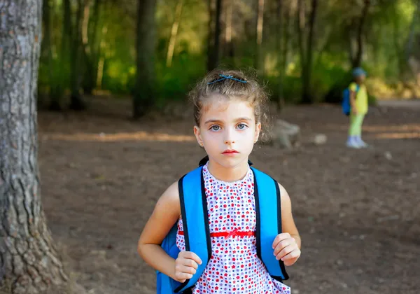 Děti dívka turistika s batohem v lese — Stock fotografie