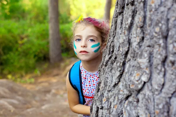 Kinder kleines Mädchen spielt im Wald Baum Make-up — Stockfoto