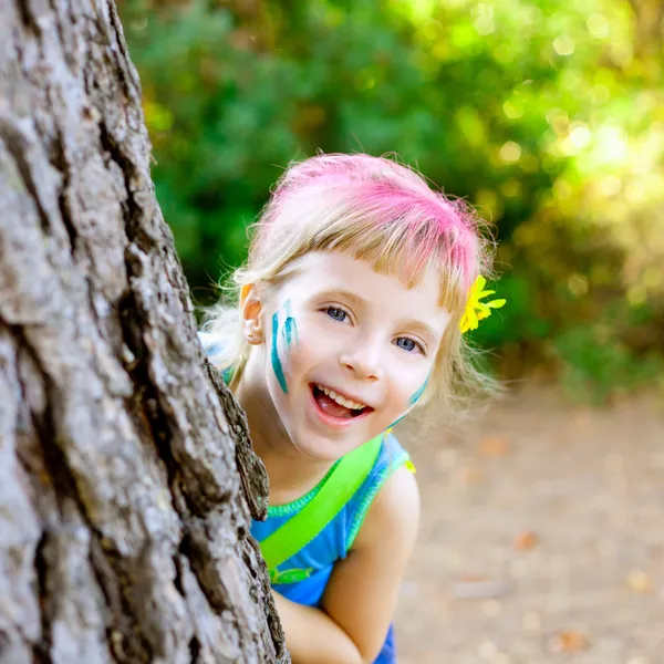 Enfants petite fille heureux jouer dans l'arbre de la forêt — Photo