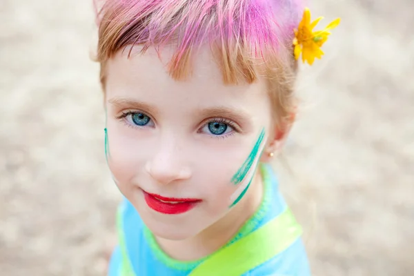 Голубые глаза детей девочка щиплет макияж лица — стоковое фото