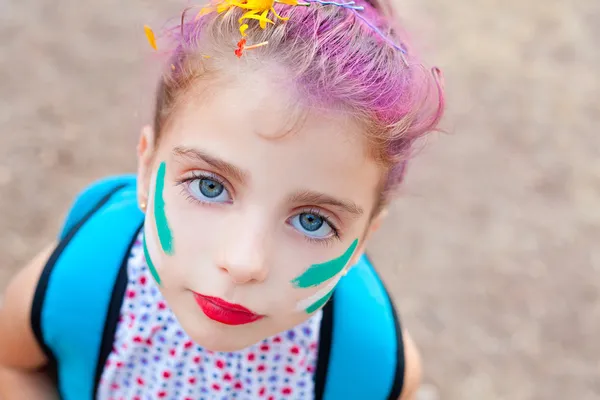 Blauwe ogen kinderen meisje pinted gezicht make-up — Stockfoto