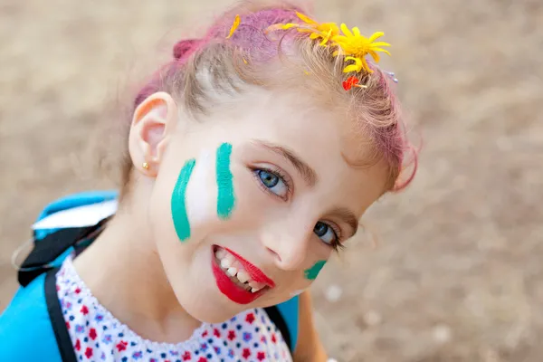 Blauwe ogen kinderen meisje pinted gezicht make-up — Stockfoto