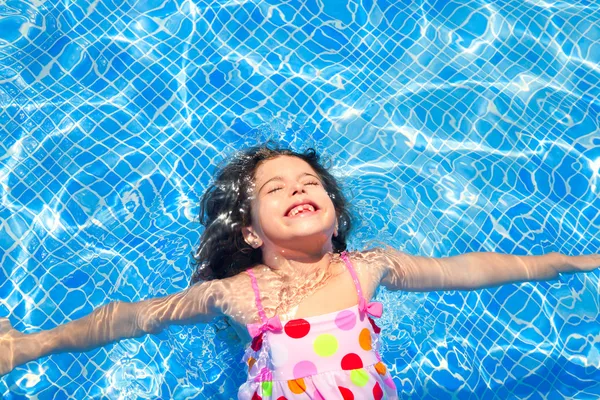 Morena crianças menina nadando azulejos azul piscina — Fotografia de Stock