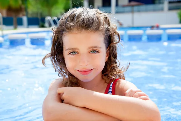 Ragazzina felice sorridente alla piscina — Foto Stock