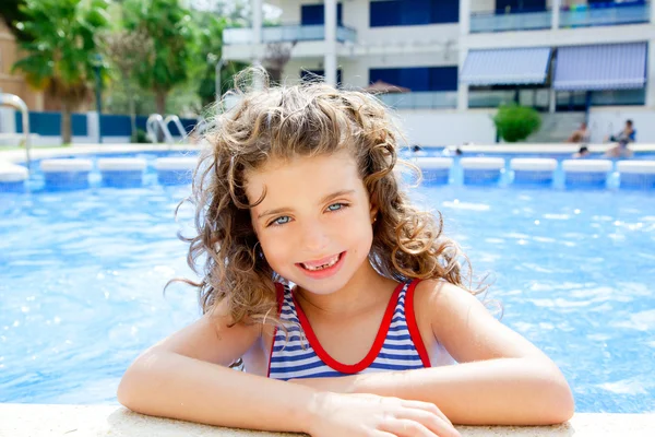 Happy kid girl smiling at swimming pool — Stock Photo, Image