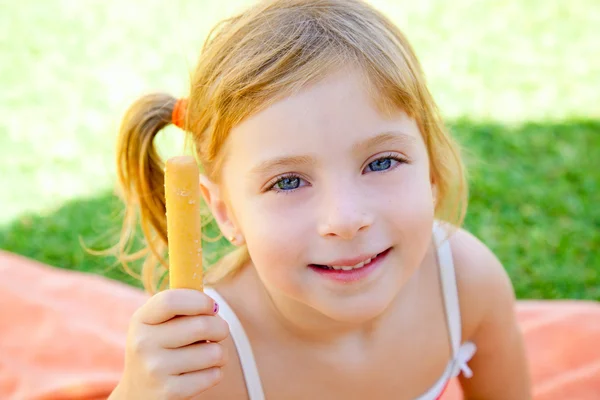 Blond kid girl eating one salted bagel — Zdjęcie stockowe
