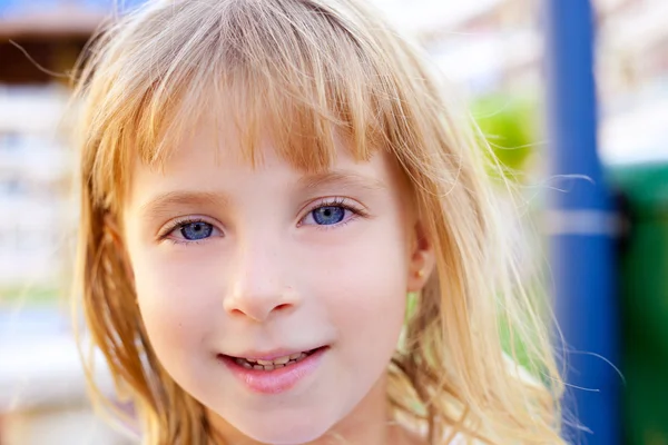 Szőke szép gyerek lány portréja — Stock Fotó
