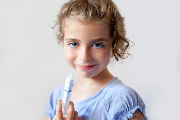 Fast glückliche Kinder Mädchen mit Medikamenten — Stockfoto