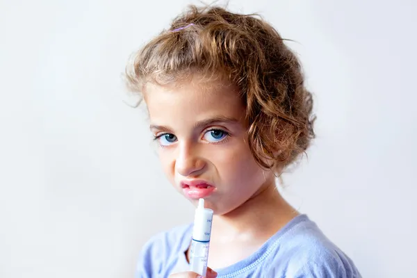 Menina criança infeliz com dose de medicamento seringa — Fotografia de Stock