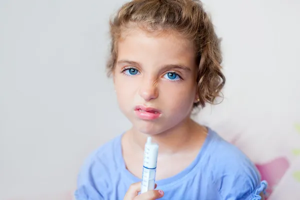 Niezadowolony noworodek dziewczyna z strzykawek dawki leku — Zdjęcie stockowe
