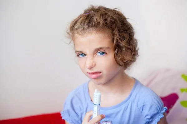 不快乐的孩子女孩与注射器药物剂量 — 图库照片