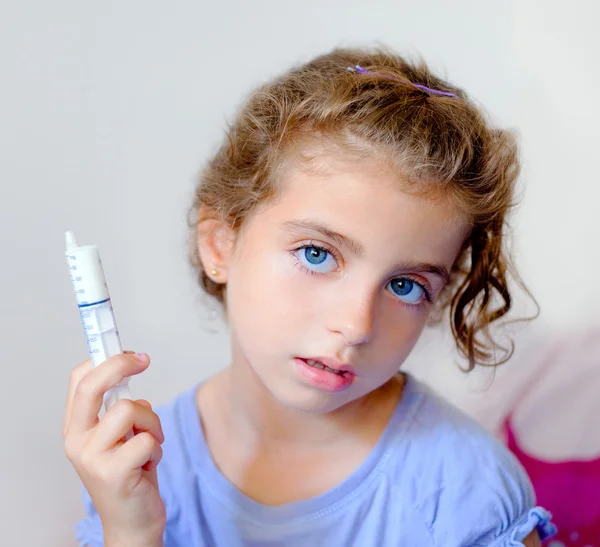 Menina criança crianças quase feliz com seringa — Fotografia de Stock