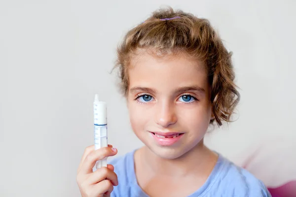 Почти счастливые дети девочка с медициной — стоковое фото