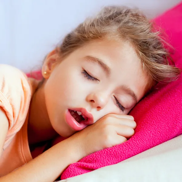 Profundo durmiendo niños chica primer plano retrato — Foto de Stock