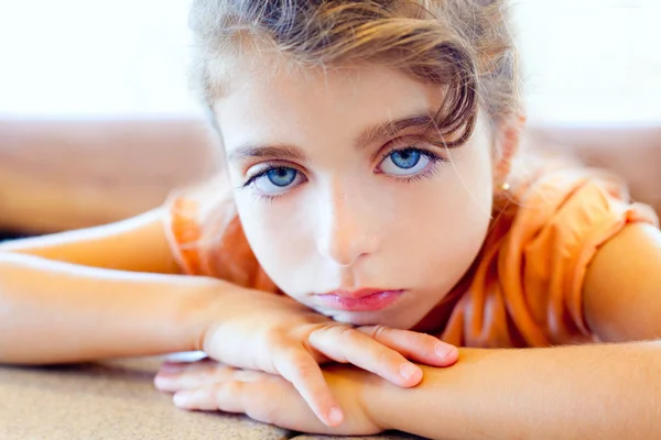 Blaue Augen trauriges Kindermädchen verschränkte Arme — Stockfoto