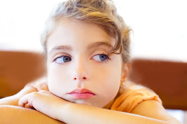 Modré oči smutné děti dívka překřížené zbraně — Stock fotografie