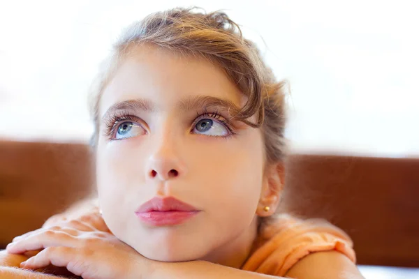 Niebieskie oczy smutne dzieci dziewczynka skrzyżowane ramiona — Zdjęcie stockowe
