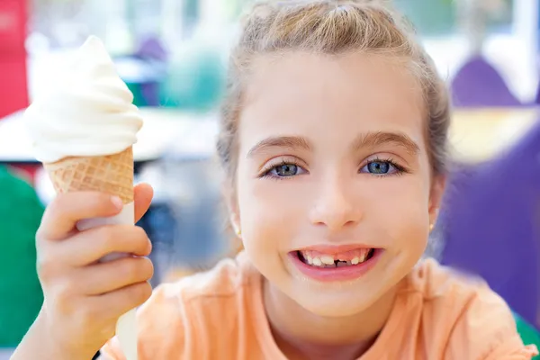 Παιδιά κορίτσι ευχαριστημένοι με παγωτό χωνάκι — Φωτογραφία Αρχείου