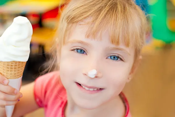 Çocuk kız koni dondurma ile mutlu — Stok fotoğraf