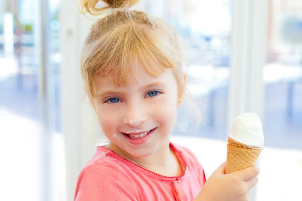 Barn tjej glad med kon glass — Stockfoto