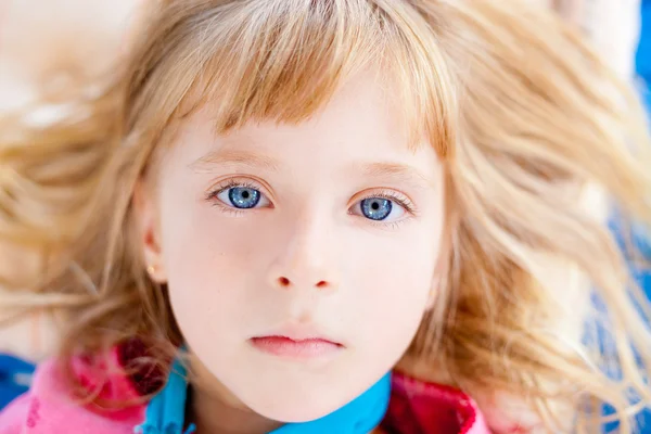 美しい金髪の青い目の女の子が横になっています。 — ストック写真