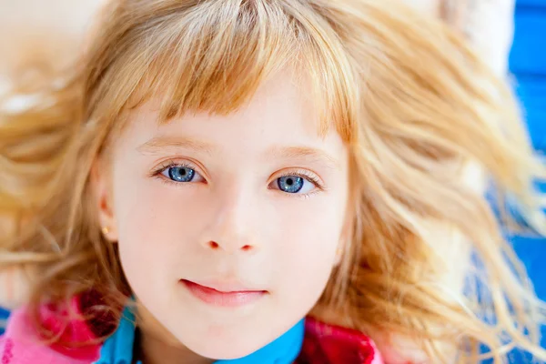 Όμορφα ξανθά μπλε μάτια κορίτσι ξαπλωμένο — Φωτογραφία Αρχείου