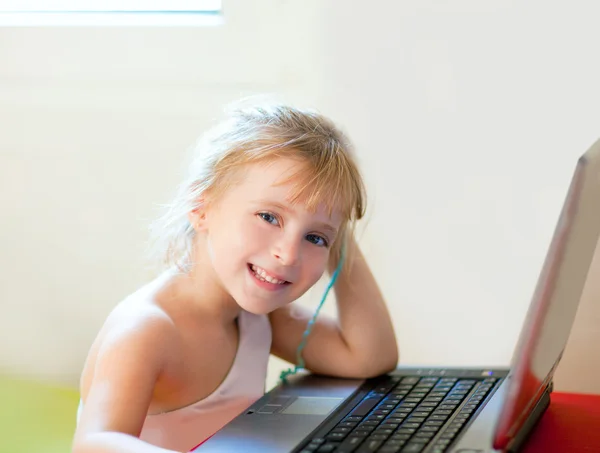 金发儿童女孩微笑着用的笔记本电脑 — 图库照片