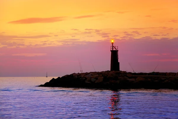 紫青色の海で輝く日の出灯台 — ストック写真