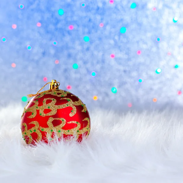 Bauble di Natale su pelliccia bianca e luci — Foto Stock