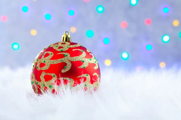 Bauble di Natale su pelliccia bianca e luci — Foto Stock