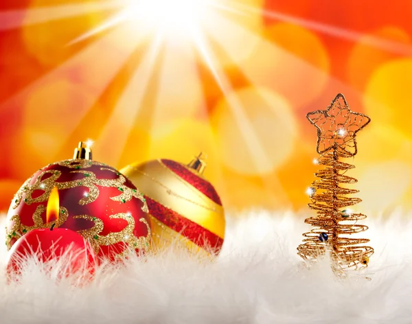 Draad kerstboom met kaars en kerstballen — Stockfoto