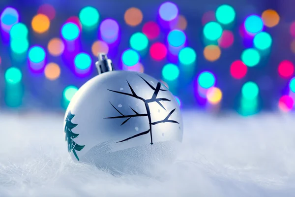 Bebê de Natal em prata com árvore e luzes — Fotografia de Stock