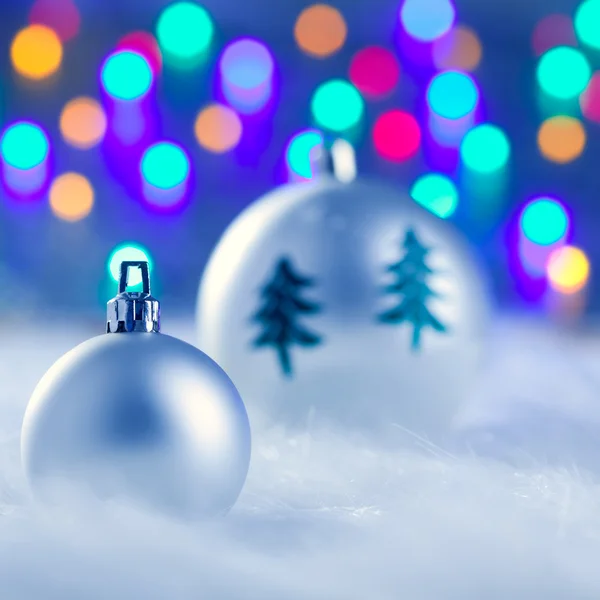 银色的小玩意漏气的圣诞树和灯 — 图库照片