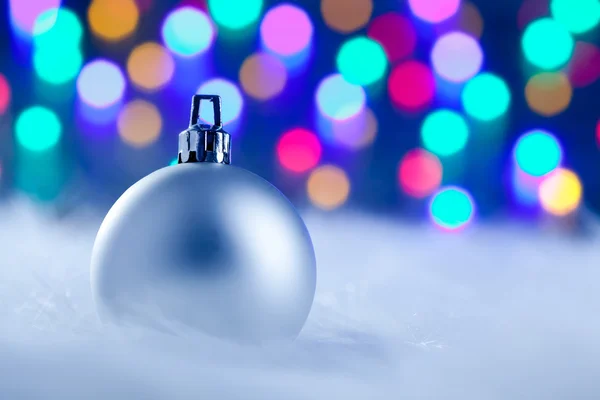 Zilveren Kerstbal in wazig lights — Stockfoto