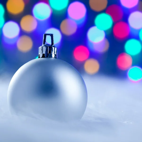 Zilveren Kerstbal in wazig lights — Stockfoto